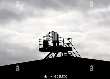 Pferderennen - Auf Der Races Raceday - Plumpton Racecourse. Ein Kameramann verfolgt das Geschehen auf der Plumpton Racecourse, East Sussex. Stockfoto