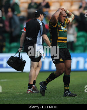 Rugby Union - Guinness Premiership - Northampton Saints gegen Saracens - Franklin's Gardens. Soane Tonga'uiha von Northampton Saints (rechts) sieht niedergeschlagen aus, als er nach dem letzten Pfiff das Spielfeld verlässt Stockfoto