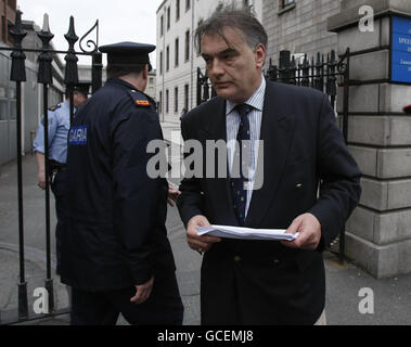 Ian Bailey verlässt das Oberste Gericht in Dublin, nachdem er vor dem Gericht aufgrund eines europäischen Haftbefehls der Polizei in Frankreich erschienen ist. Stockfoto