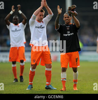 Blackpools Torschütze DJ Campbell (rechts) feiert den Sieg mit Stephen Dobbie während der Coca-Cola Championship in London Road, Peterborough. Stockfoto