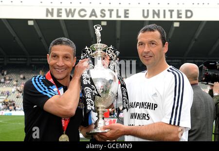 Newcastle United Manager Chris Hughton (links) feiert mit Assistant Manager Colin Calderwood und die Trophäe der Coca-Cola Football League Championship Stockfoto