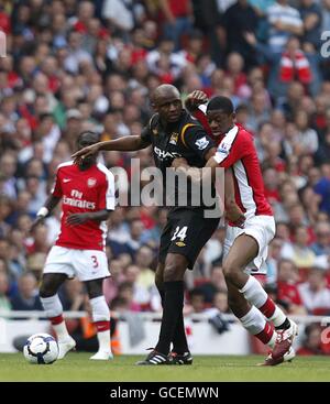 Fußball - Barclays Premier League - Arsenal gegen Manchester City - Emirates Stadium. Patrick Vieira von Manchester City (links) und Vassiriki Diaby von Arsenal (rechts) kämpfen um den Ball Stockfoto