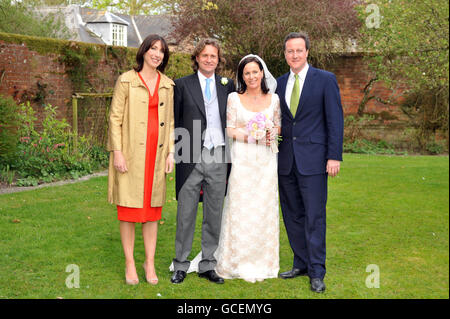 Der konservative Parteivorsitzende David Cameron (rechts) und seine Frau Samantha (links) nach der Hochzeit seiner jüngeren Schwester Clare (38) (zweite rechts) mit dem Marktforschungsleiter Jeremy Fawcus (zweite links) in der St Barnabas Church, Peasemore, West Berkshire. Stockfoto