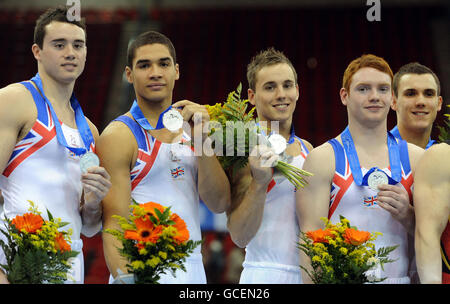 Die Briten Kristian Thomas, Louis Smith, Daniel Keatings, Daniel Purvis und Samuel Hunter (von links nach rechts) feiern den Silbersieg nach dem Finale der Senior Teams während der Europameisterschaften im NIA, Birmingham. Stockfoto