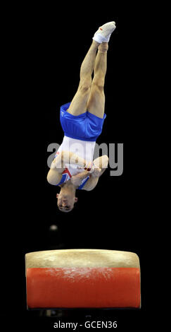 Der britische Samuel Hunter tritt im Finale der Senior Teams während der European Artistic Championships im NIA, Birmingham, am Tresen an. Stockfoto