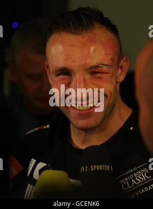 Der neue Super-Mittelgewicht-Weltmeister Mikkel Kessler während einer Pressekonferenz nach dem Kampf nach seinem 12-Punkte-Sieg über den britischen Carl Froch während des WBC Super Mittelgewicht-Titelkampfes in der MCH Arena in Herning, Dänemark. Stockfoto