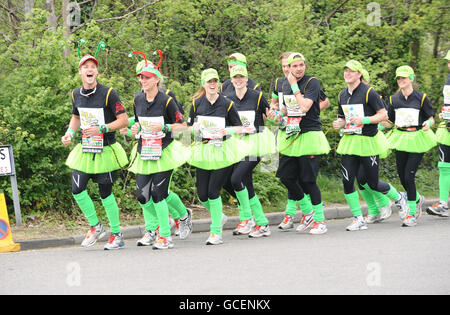 Die Spitzenläufer Sam und Holly Branson führen Prinzessin Beatrice (Dritte in der Linie) beim Aufwärmen beim Start des Virgin London Marathon 2010 in Blackheath, Süd-London. Stockfoto