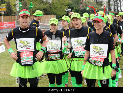 Sam und Holly Branson sind am Start des Virgin London Marathon 2010 in Blackheath, Süd-London, mit Prinzessin Beatrice verbunden. Stockfoto