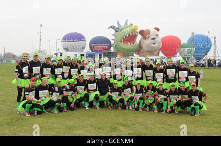 Das Caterpillar-Team, darunter Sam und Holly Branson und Prinzessin Beatrice, trifft sich mit insgesamt 34 Läufern, die während der Teilnahme am Virgin London Marathon 2010 an einem Stau teilnehmen werden, am Start in Blackheath im Süden Londons. Stockfoto