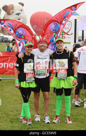 (Von links nach rechts) Holly, Richard und Sam Branson beim Start des Virgin London Marathon 2010 in Blackheath, Süd-London. Stockfoto