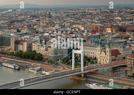 Ansicht der Stadt von der Zitadelle, Pest, Elisabeth Bridge, Budapest, Ungarn Stockfoto