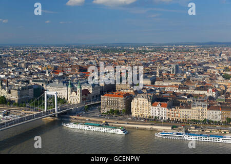 Ansicht der Stadt von der Zitadelle, Pest, Elisabeth Bridge, Budapest, Ungarn Stockfoto