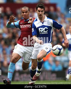 Gabriel Agbonlahor von Aston Villa (links) und Liam Ridgewell von Birmingham City (Rechts) in Aktion Stockfoto