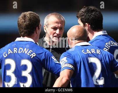 Schiedsrichter Martin Atkinson (2. Links) wird von Craig Gardner (links), Stephen Carr (2. Rechts) und Liam Ridgewell (rechts) in Birmingham City konfrontiert, nachdem er eine Strafe für Roger Johnsons Foul auf Gabriel Agbonlahor von Aston Villa in Birmingham City verhängt hat Stockfoto