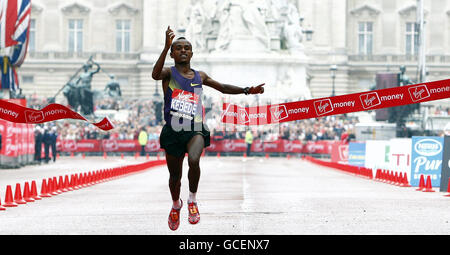 Der Äthiopier Tsegaye Kebede überquert die Linie und gewinnt beim Virgin London Marathon 2010 in London das Elite-Rennen der Männer. Stockfoto