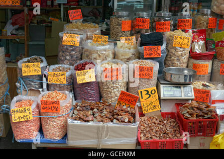 Getrocknete Fische und Meeresfrüchte zu verkaufen, Des Voeux Road West, Distrikt Sheung Wan, Hong Kong Island, Hongkong, China Stockfoto