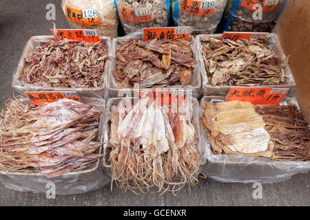 Getrocknete Meeresfrüchte zu verkaufen, Des Voeux Road West, Distrikt Sheung Wan, Hong Kong Island, Hongkong, China Stockfoto