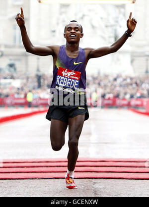 Der Äthiopier Tsegaye Kebede überquert die Linie und gewinnt beim Virgin London Marathon 2010 in London das Elite-Rennen der Männer. Stockfoto