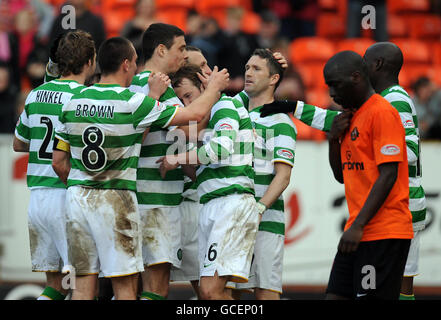 Robbie Keane (Mitte) von Celtic feiert beim Spiel der Clydesdale Bank Scottish Premier League im Tannadice Park, Dundee, ihr zweites Tor mit Teamkollegen. Stockfoto