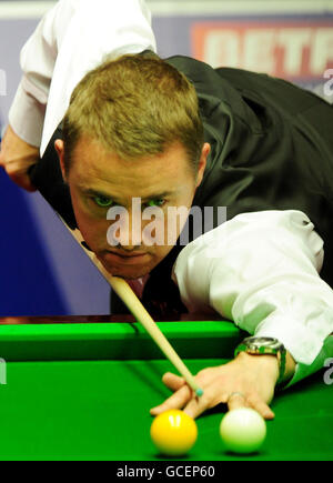 Der schottische Stephen Hendry im Einsatz gegen den englischen Mark Selby während der Snookerweltmeisterschaften Betfred.com im Crucible Theatre, Sheffield. Stockfoto