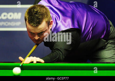 Shaun Murphy aus England im Einsatz gegen Ding Junhui aus China während der Snookerweltmeisterschaft Betfred.com im Crucible Theatre, Sheffield. Stockfoto