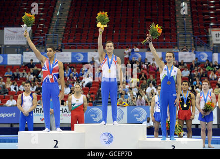 Der britische Daniel Keatings (Mitte) feiert den Goldsieg mit seinem Silbergewannen-Teamkollegen Louis Smith (links) und dem Slowenen Saso Bertoncelj beim Pauschenpferd-Event während des Einzelapparats-Finales während der Europäischen Künstlerischen Meisterschaften im NIA, Birmingham. Stockfoto