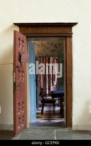 Oude Kerk Kirche, Niederländisch für "alte Kirche", Türrahmen von Red Door, Amsterdam, Holland, Niederlande, Europa Stockfoto