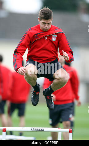 Fußball - UEFA Europa League - Halbfinale - zweite Etappe - Liverpool gegen Atletico Madrid - Liverpool Training und Pressekonferenz. Steven Gerrard aus Liverpool in Aktion während des Trainings Stockfoto