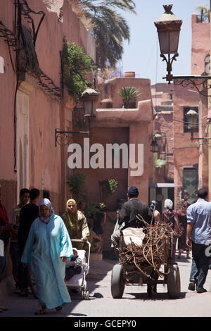 Straßenszene in der Altstadt von Marrakesch, Marokko, Afrika Stockfoto