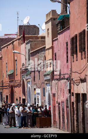 Muslime beten in der Straße, historischen Bezirk von Marrakesch, Marokko, Afrika Stockfoto