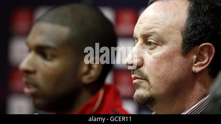 Liverpool-Manager Rafael Benitez und Ryan Babel (links) während der Pressekonferenz in Anfield, Liverpool. Stockfoto