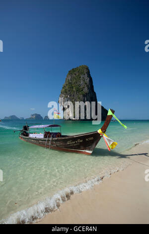 Longtail-Boot in der Nähe von Phra Nang, Railay, Ao Nang, Krabi, Thailand, Asien Stockfoto