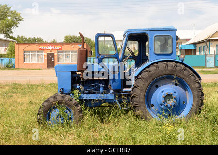 Einzelne blau bemalten aufgeschlüsselt Traktor draußen im Sonnenlicht Stockfoto