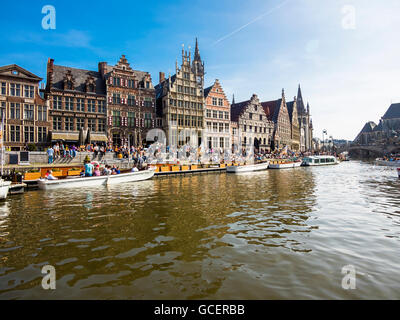 Fluss Leie und Promenade am Graslei mit alten Gildehäuser und Freizeitboote, Gent, Flandern, Belgien Stockfoto