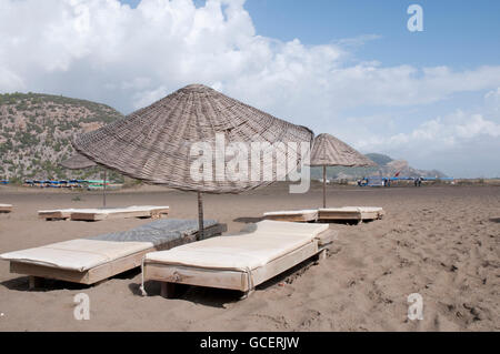 Sonnenliegen und Sonnenschirme am Iztuzu Strand, Dalyan, Lykien, Türkei, Asien Stockfoto