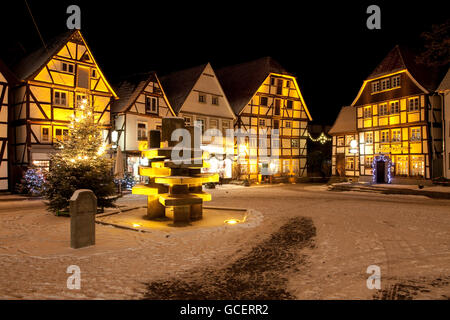 Fachwerkhäuser in der Altstadt im Zentrum ein Weihnachtsbaum mit Schnee, Soest, Sauerland, Nordrhein-Westfalen Stockfoto