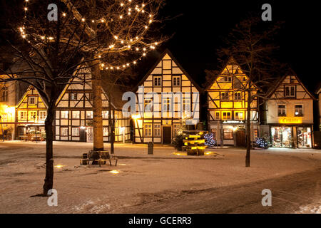 Fachwerkhäuser in der Altstadt im Zentrum ein Weihnachtsbaum mit Schnee, Soest, Sauerland, Nordrhein-Westfalen Stockfoto
