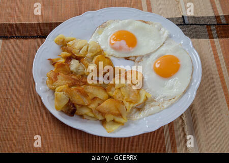 Teller mit Bratkartoffeln und Spiegelei Stockfoto