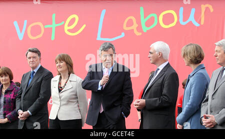 Premierminister Gordon Brown (Mitte) mit anderen hochrangigen Labour-Politikern von links, Tessa Jowell, Lord Mandelson, Jacqui Smith, Alistair Darling, Yvette Cooper und Alan Johnson, in Birmingham zum Start des neuesten Kampagnenposters der Labour-Partei. Stockfoto