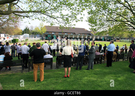 Horse Racing - bet365 Gold Cup Meeting - Tag 2 - Sandown Park Stockfoto