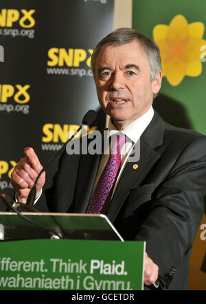 Ieuan Wyn Jones, Anführer von Plaid Cymru, spricht auf einer gemeinsamen Pressekonferenz mit Alex Salmond von der Scottish National Party in Westminster, im Zentrum von London. Stockfoto