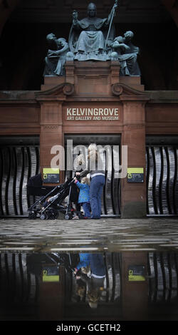 Die Mitglieder der Öffentlichkeit gehen an der Kelvingrove Art Gallery and Museum in Glasgow vorbei, die wegen Arbeitskampfmaßnahmen wegen Bezahlung und Bedingungen geschlossen ist. Stockfoto