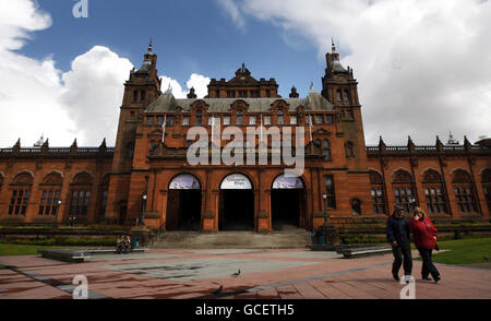 Die Mitglieder der Öffentlichkeit gehen an der Kelvingrove Art Gallery and Museum in Glasgow vorbei, die wegen Arbeitskampfmaßnahmen wegen Bezahlung und Bedingungen geschlossen ist. Stockfoto