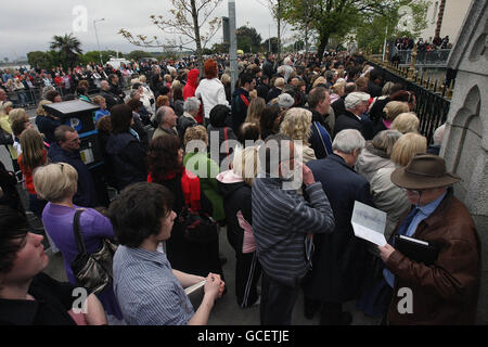 Trauernde beim Trauerdienst von Gerry Ryan in der St. John the Baptist Church in Clontarf, Dublin. Stockfoto