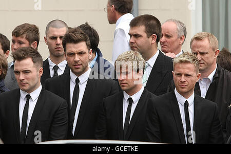 Mitglieder von Westlife (von links nach rechts) Shane Filan, Mark Feehily, Kian Egan und Nicky Byrne während der Beerdigung des Senders Gerry Ryan in der St. John the Baptist Kirche in Clontarf, Dublin. Stockfoto