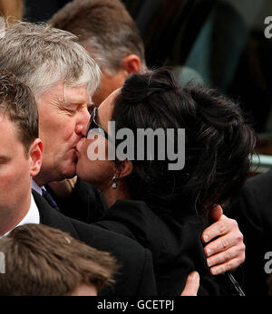 ÜBERTRAGEN MIT KORREKTER BILDUNTERSCHRIFT Fernsehmoderator Pat Kenny küsst Morah Ryan, die Witwe von Moderator Gerry Ryan, während seines Trauerdienstes in der St. John the Baptist Church in Clontarf, Dublin. Stockfoto