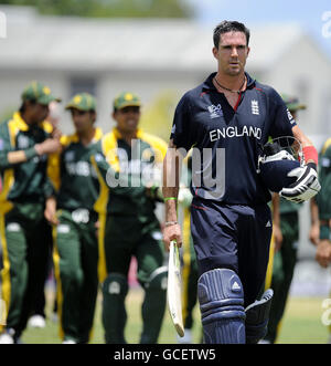 Der englische Kevin Pietersen verlässt das Feld nicht auf 73 Läufen während des ICC World Twenty20, Super Eights Match im Kensington Oval, Bridgetown, Barbados. Stockfoto