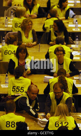 Die Stimmzettel werden von Mitarbeitern des Meadowbank Counting Center in Edinburgh während des Auszählungsprozesses für die Parlamentswahlen 2010 gezählt. Stockfoto