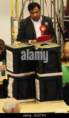 Stimmzettel kommen heute Abend im Ponds Forge Leisure Center in Sheffield an, da die Stimmen bei den Parlamentswahlen 2010 gezählt werden. Stockfoto