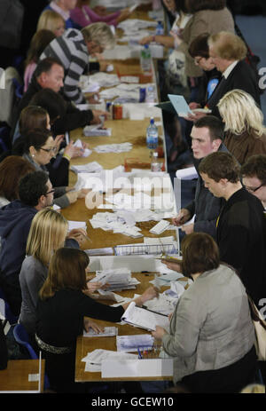 Die Stimmen werden in der Kings Hall in Belfast gezählt, wo die Wahlkreise Süd- und West-Belfast bei den Parlamentswahlen 2010 gezählt werden. Stockfoto